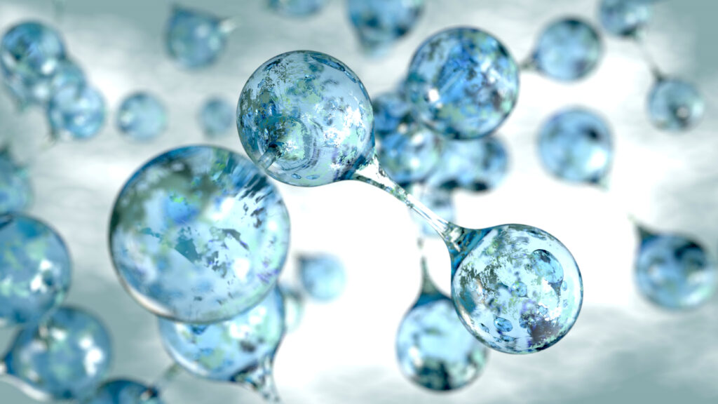 Flere vannmolekyler i nærbilde. Hvert molekyl består av to hydrogenatomer bundet til ett oksygenatom, og danner en V-form. Molekylene har et gjennomsiktig. Foto.
