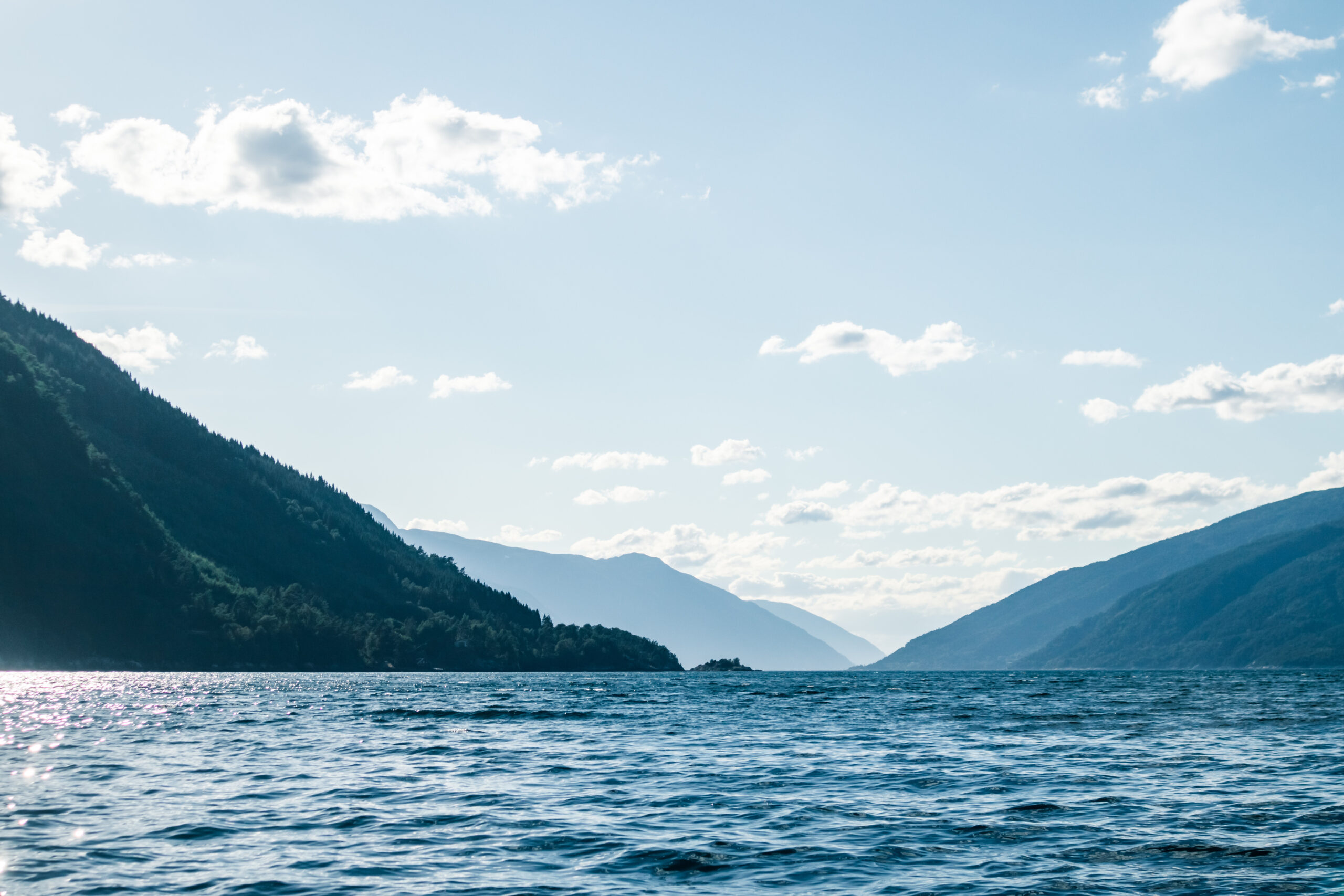 Fjord og fjeller. Foto.