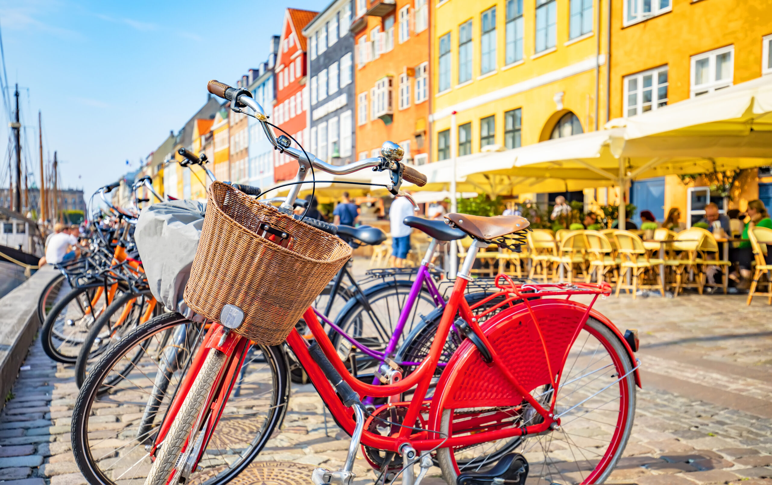 Panoramautsikt over Københavns gamleby, Nyhavn, selektivt fokus på en sykkel foran. Foto.