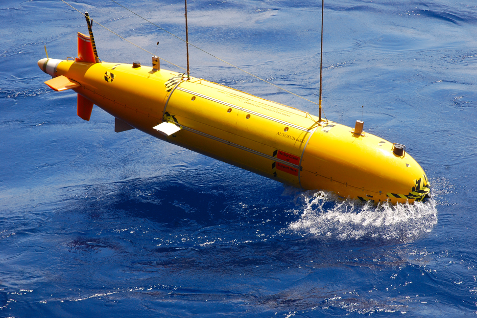 En fjernstyrt undervannsfarkost (AUV) sendes ned for å undersøke havbunnen. Foto.
